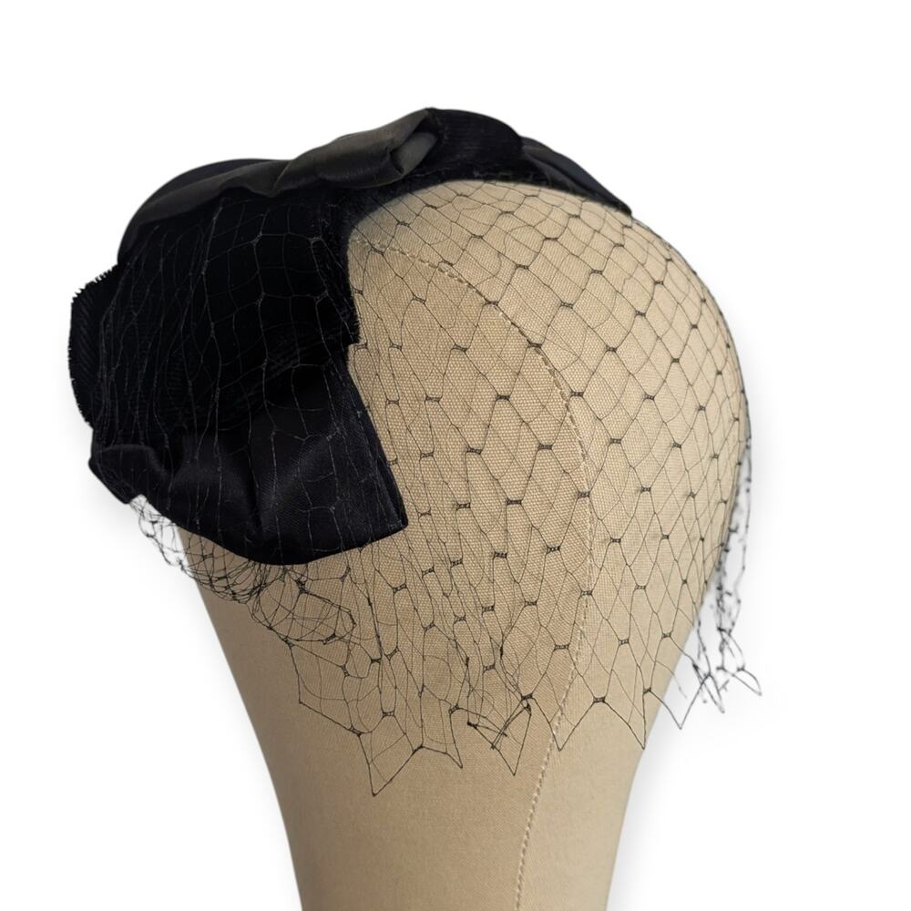 Elegant Vintage Black Satin Bow & Velvet Fascinator with Birdcage Netting - Picture 1 of 6